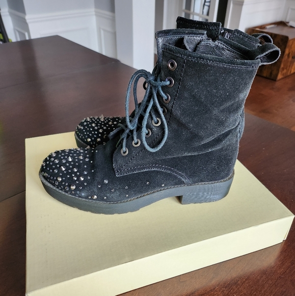Pre loved lace up boots - Picture 2 of 5